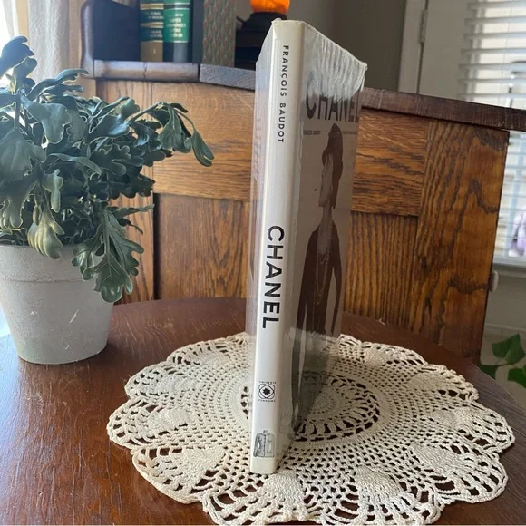 Chanel Universe of Fashion Book EUC - Picture 2 of 13